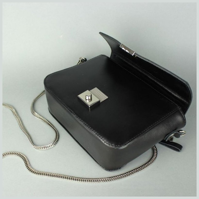 Жіноча шкіряна сумочка чорного кольору на ланцюжку BlankNote Yoko 79114