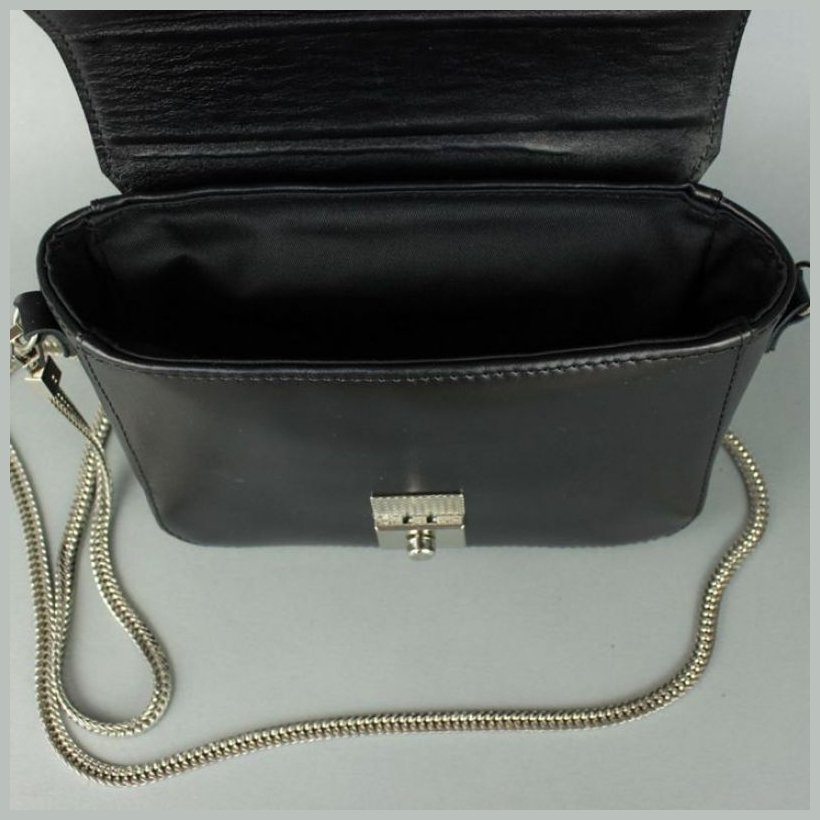 Жіноча шкіряна сумочка чорного кольору на ланцюжку BlankNote Yoko 79114