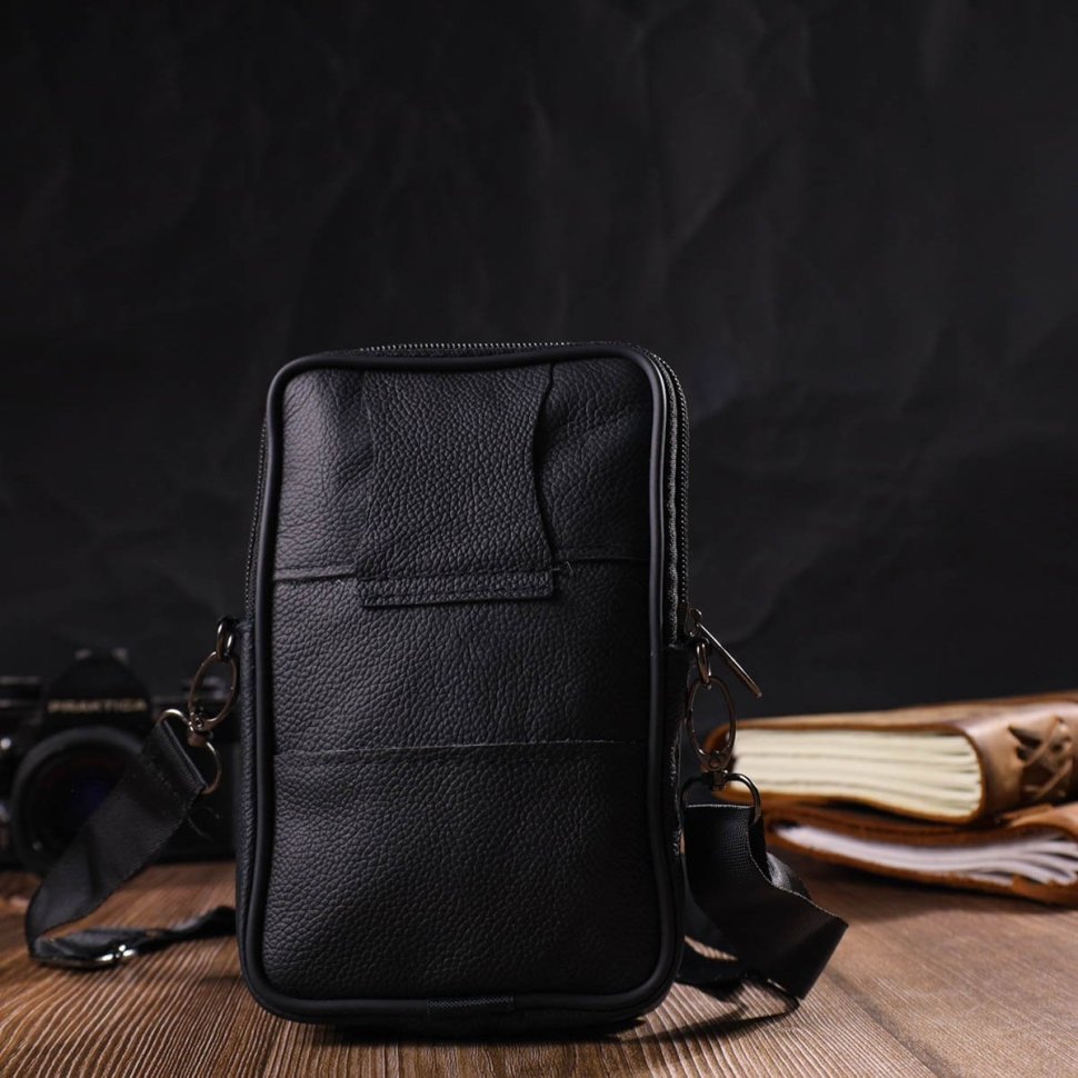 Маленькая мужская вертикальная сумка из натуральной кожи черного цвета Vintage (2421481)