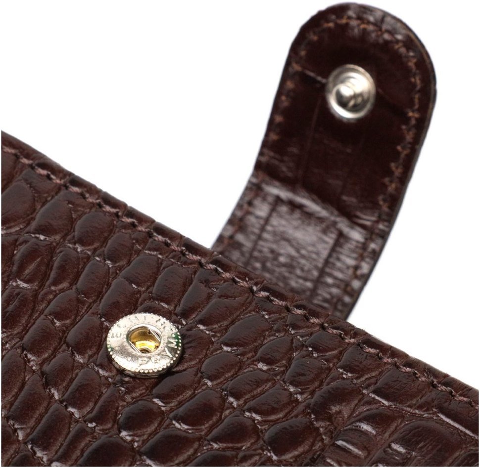 Добротное мужское портмоне из натуральной коричневой кожи с тиснением под крокодила BOND (2421998)