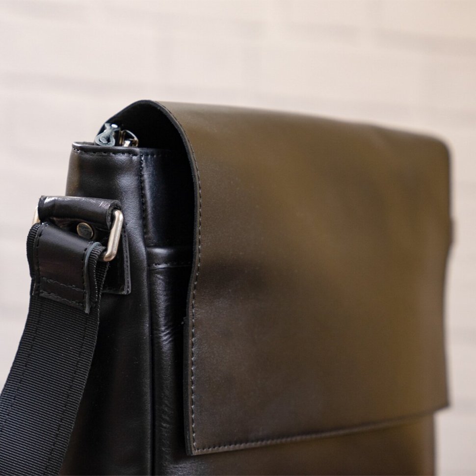 Чоловіча сумка-месенджер із гладкої шкіри чорного кольору з клапаном SHVIGEL (11039)