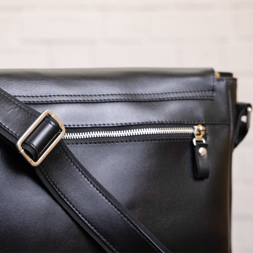 Мужская сумка-мессенджер из гладкой кожи черного цвета с клапаном SHVIGEL (11039)
