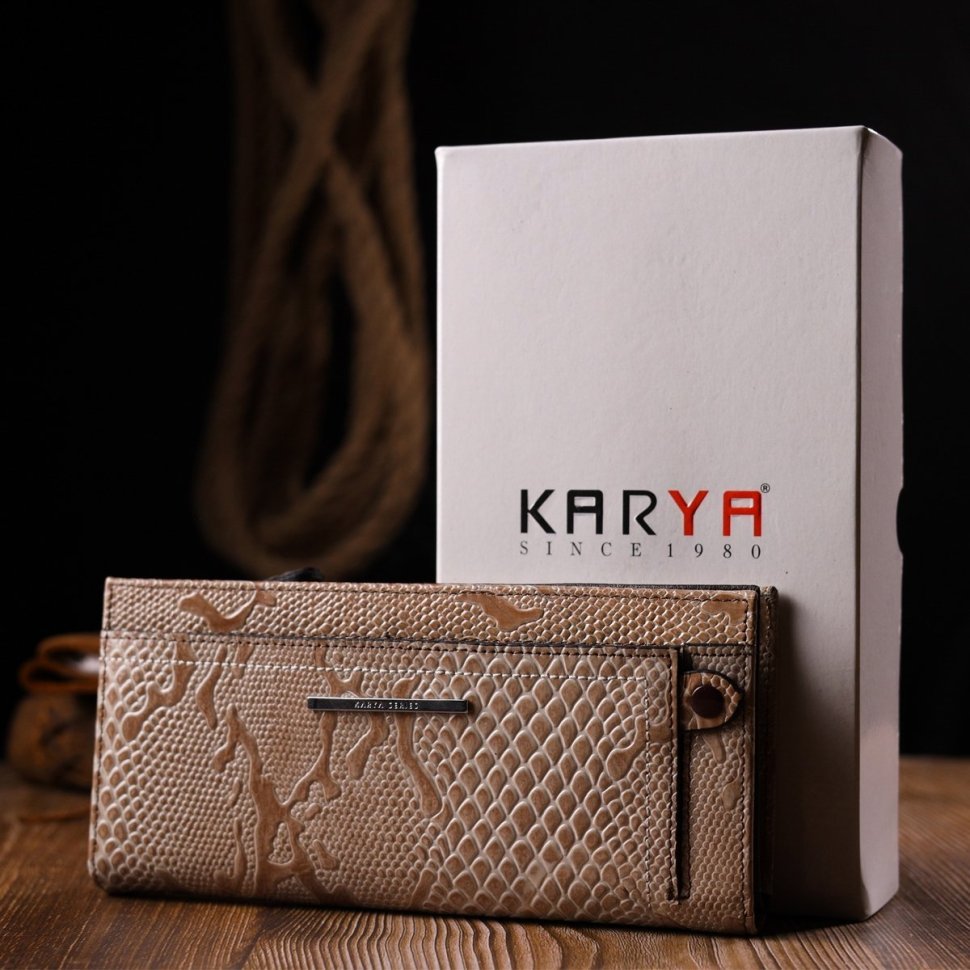 Жіночий гаманець з натуральної лакової шкіри бежевого кольору з блоком для карт KARYA (2421101)