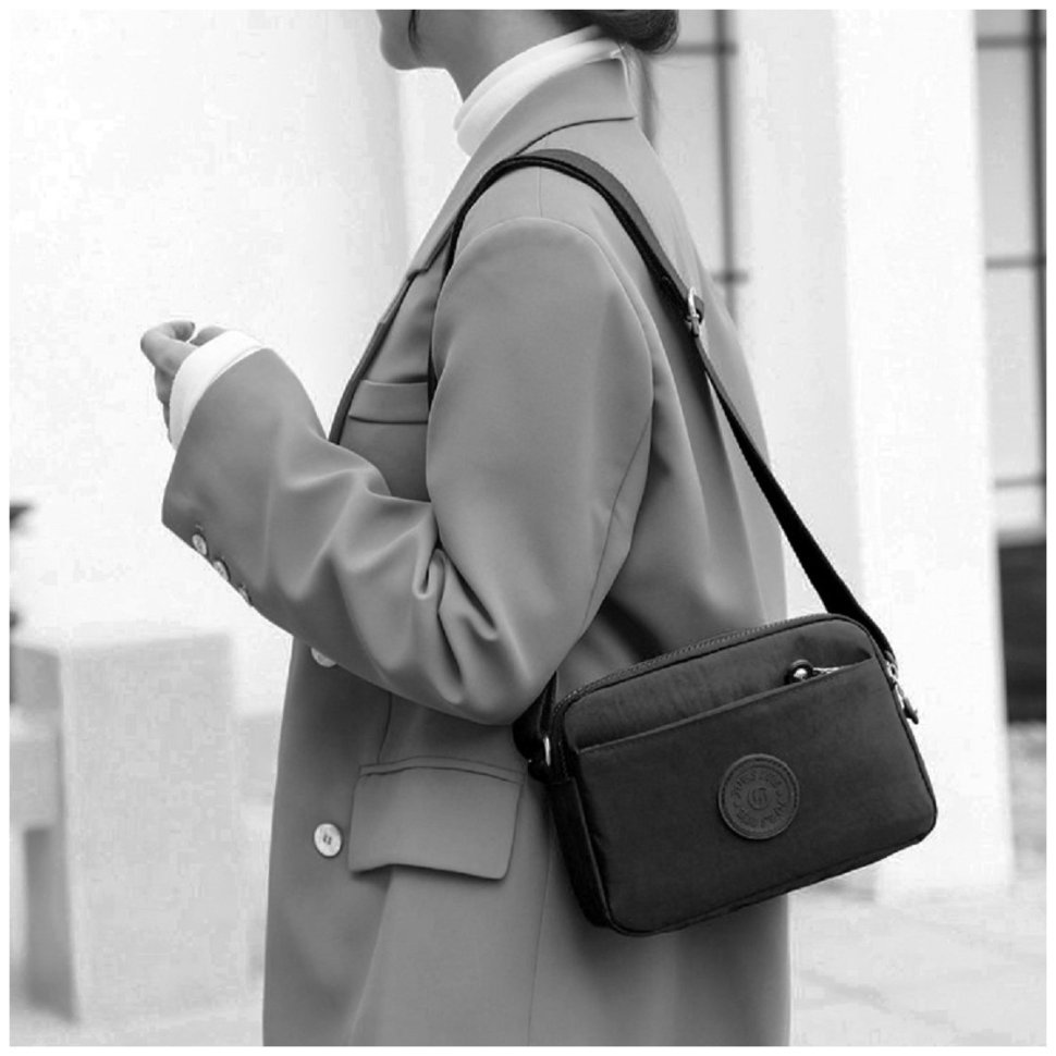Небольшая женская текстильная сумка-кроссбоди черного цвета на две молнии Confident 77615