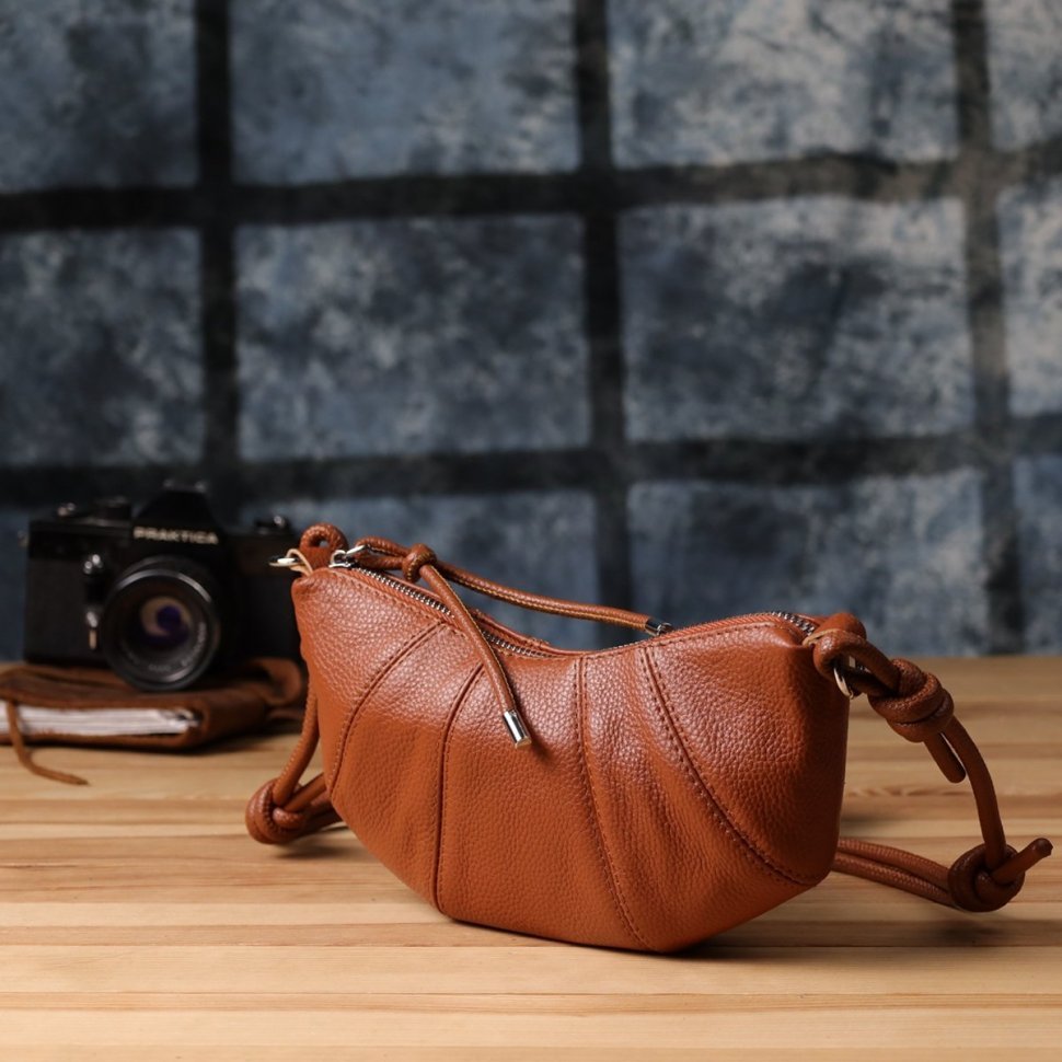 Стильная полукруглая женская сумка из натуральной фактурной кожи через плечо Vintage 98215 коричневого цвета modnotak фото №10