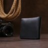 Шкіряний чоловічий гаманець горизонтального типу в чорному кольорі з фіксацією на кнопку Shvigel (2416432) - 8