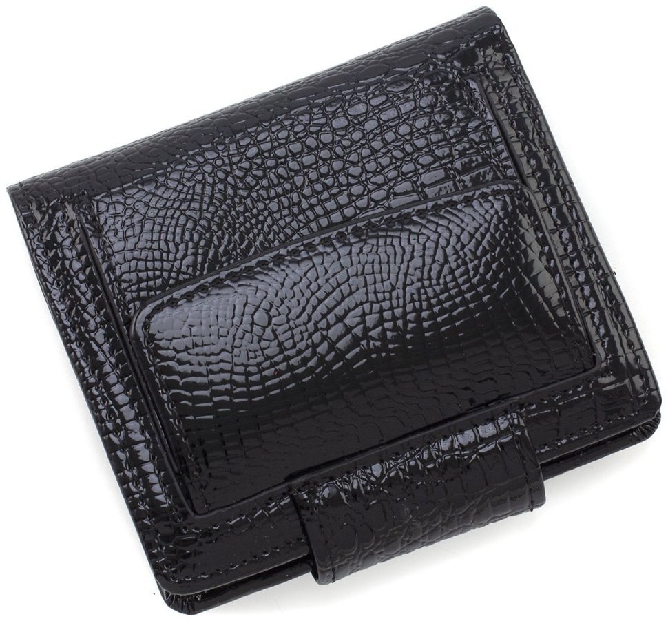 Черный женский кошелек из лакированной кожи под рептилию на магните ST Leather 70817