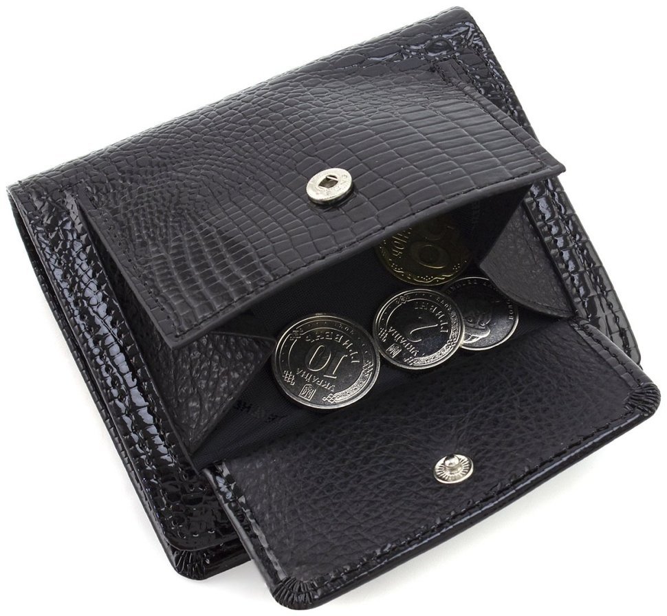 Чорний жіночий гаманець із лакованої шкіри під рептилію на магніті ST Leather 70817