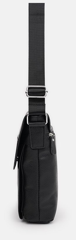 Чоловіча шкіряна плечова сумка-планшет чорного кольору із клапаном Keizer 71517