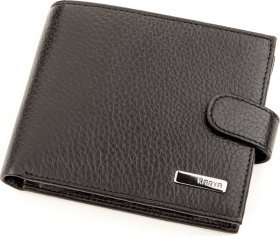Кожаный мужской горизонтальный кошелек черного цвета с хлястиком на кнопке KARYA (2417230)