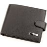 Шкіряний чоловічий горизонтальний гаманець чорного кольору з хлястиком на кнопці KARYA (2417230) - 1