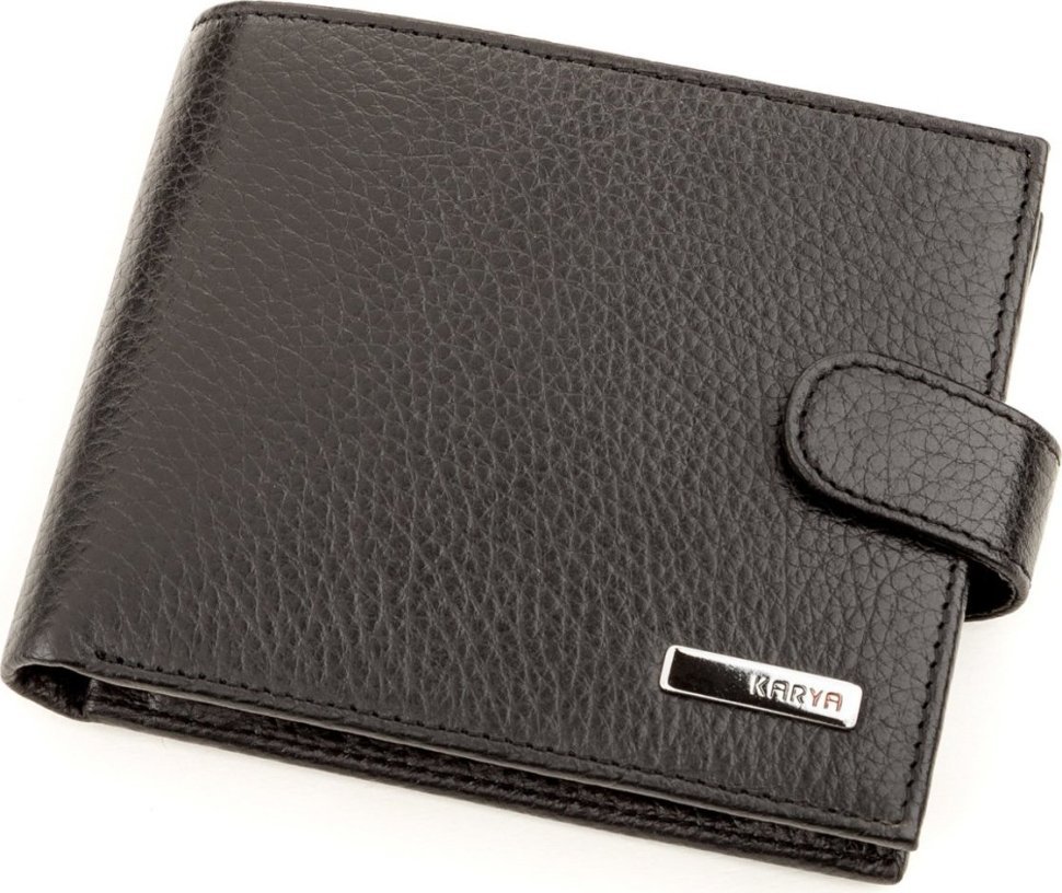 Шкіряний чоловічий горизонтальний гаманець чорного кольору з хлястиком на кнопці KARYA (2417230)