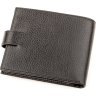 Шкіряний чоловічий горизонтальний гаманець чорного кольору з хлястиком на кнопці KARYA (2417230) - 2
