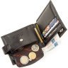 Шкіряний чоловічий горизонтальний гаманець чорного кольору з хлястиком на кнопці KARYA (2417230) - 4