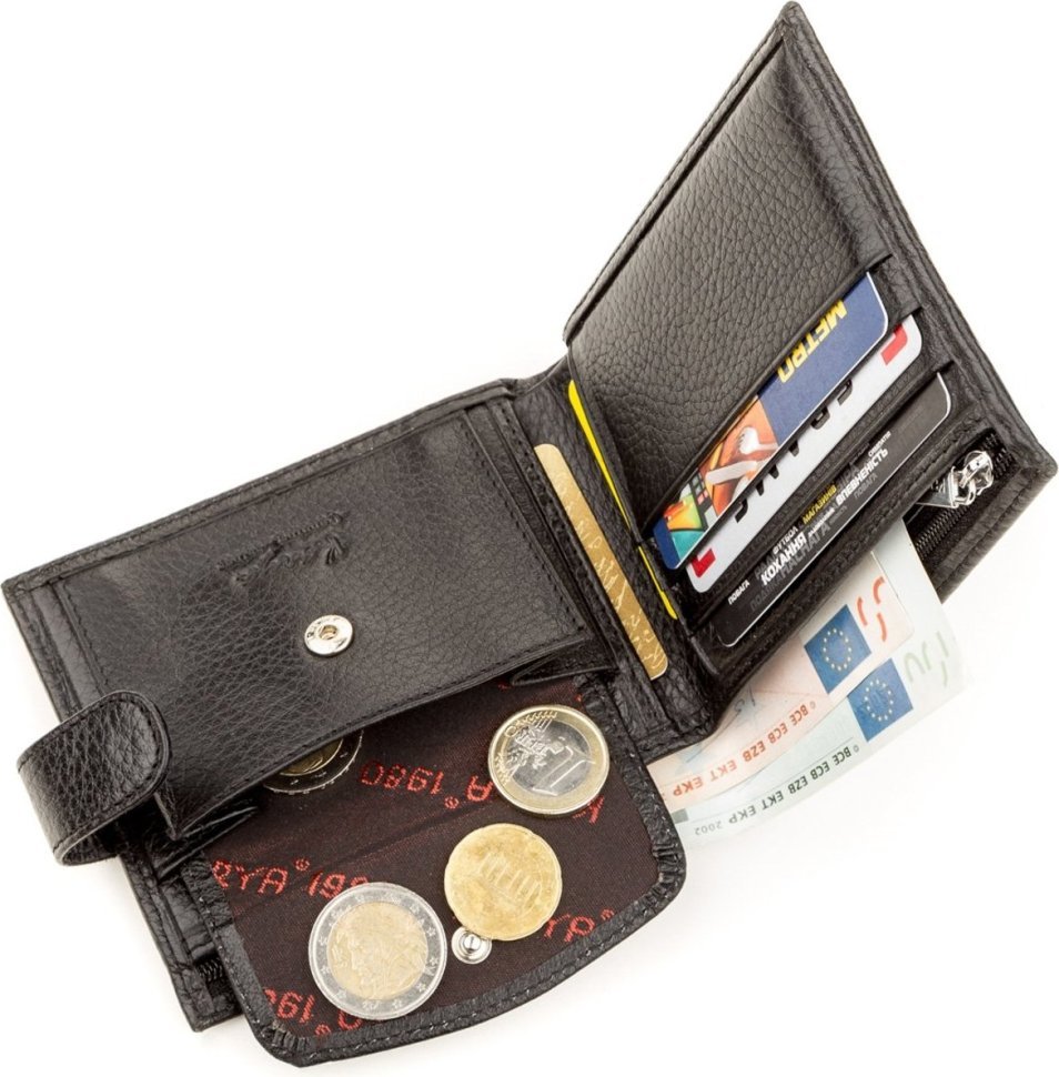 Шкіряний чоловічий горизонтальний гаманець чорного кольору з хлястиком на кнопці KARYA (2417230)
