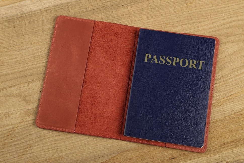 Червона жіноча обкладинка для паспорта із вінтажної шкіри з малюнком SHVIGEL (2413792)