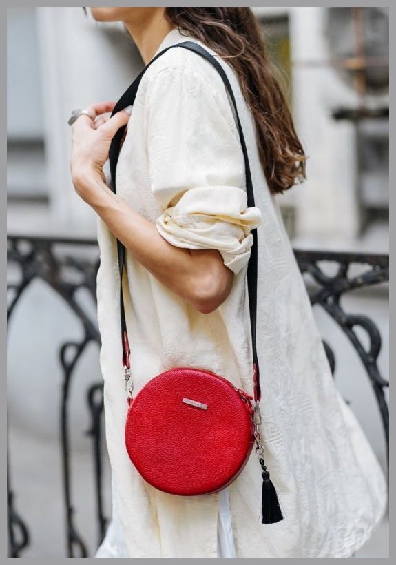 Кругла жіноча наплічна сумка з фактурної шкіри червоного кольору BlankNote Tablet 78618