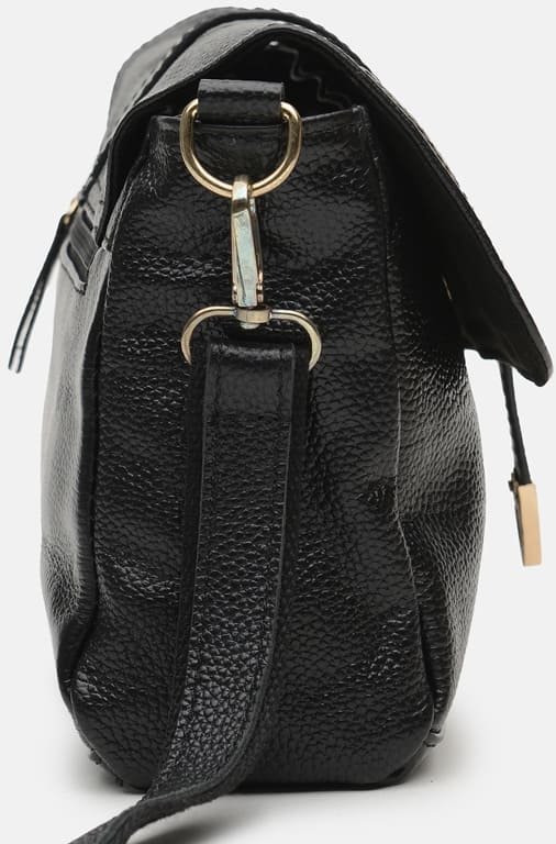 Недорогая женская кожаная сумка на плечо черного цвета с фиксацией на клапан Borsa Leather (21264)