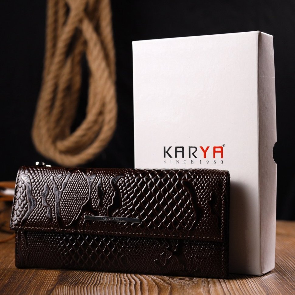 Жіночий гаманець коричневий з натуральної лакової шкіри під змію KARYA (2421006)