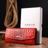 Красный женский кошелек из фактурной кожи под крокодила с клапаном KARYA (2421106) - 9