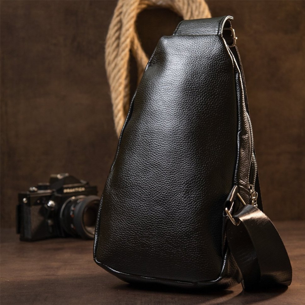 Чоловіча сумка-рюкзак через плече чорного кольору зі шкірозамінника Vintage (20504)