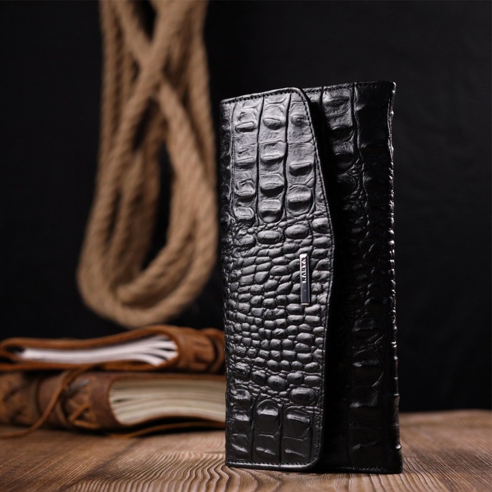 Черный женский кошелек из фактурной кожи под крокодила с фиксацией на клапан KARYA (2421107)