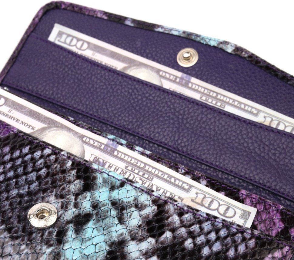 Яскравий різнокольоровий гаманець жіночий з фактурної шкіри під рептилію з клапаном KARYA (2421109)