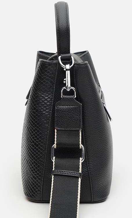 Жіноча шкіряна сумка в чорному кольорі з фактурою під рептилію Ricco Grande (21289)