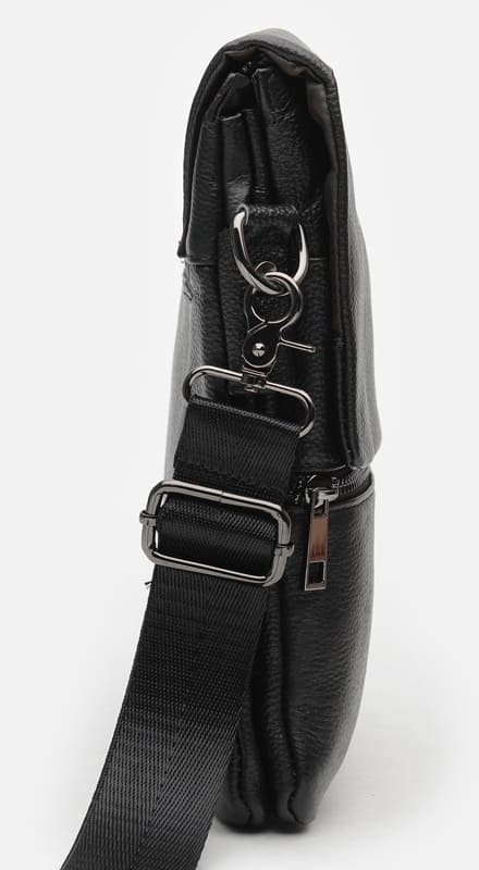 Мужская кожаная черная сумка на плечо с фиксацией на клапан Borsa Leather (21315)