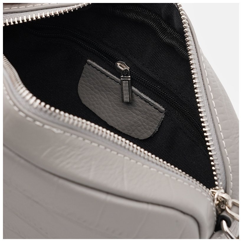 Сіра шкіряна жіноча сумка-кроссбоді з тисненням під крокодила Keizer 71524