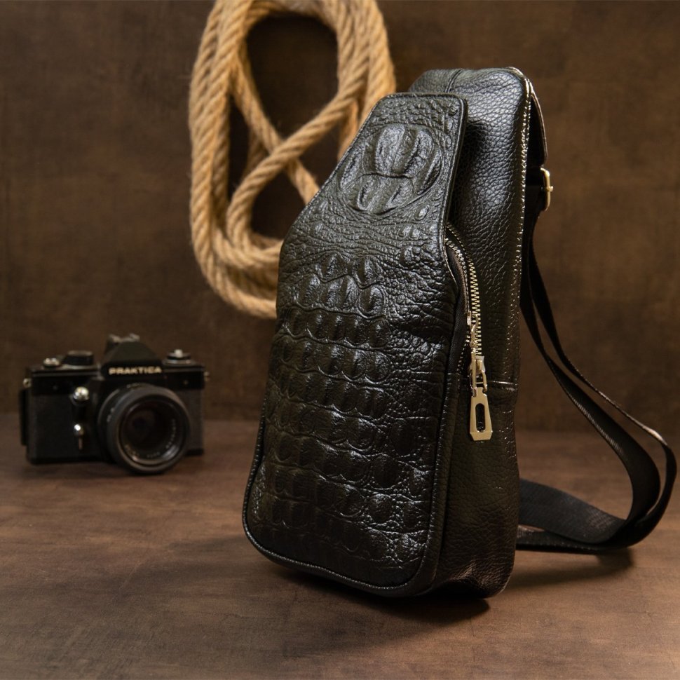 Чорна чоловіча сумка-рюкзак на груди зі шкірозамінника з фактурою під крокодила Vintage (20507)