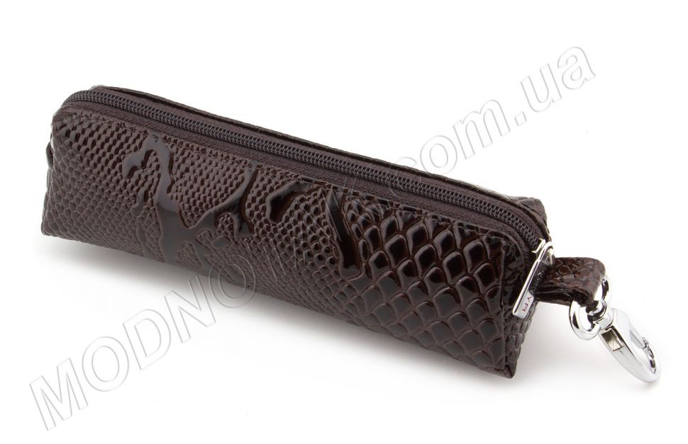 Красива лакова ключниця коричневого кольору з фактурою під змію - KARYA (40019)