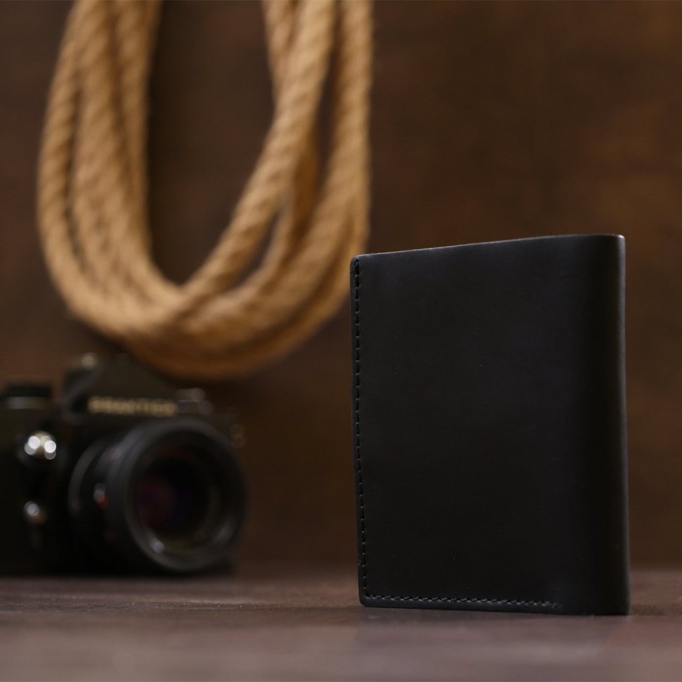 Маленькое кожаное мужское портмоне черного цвета с кнопкой-фиксатором Shvigel (2416474)