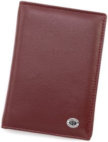 Кожаная в бордовом цвете обложка для паспорта и отделениями для карточек ST Leather 97724