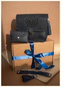 Подарунковий набір шкіряних аксесуарів для жінки в темно-синьому кольорі BlankNote 78524