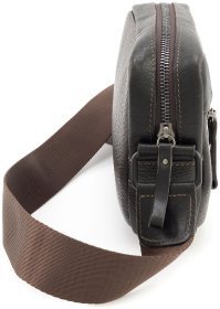 Кожаная мужская сумка кросс-боди горизонтальная Grande Pelle 102725 коричневая