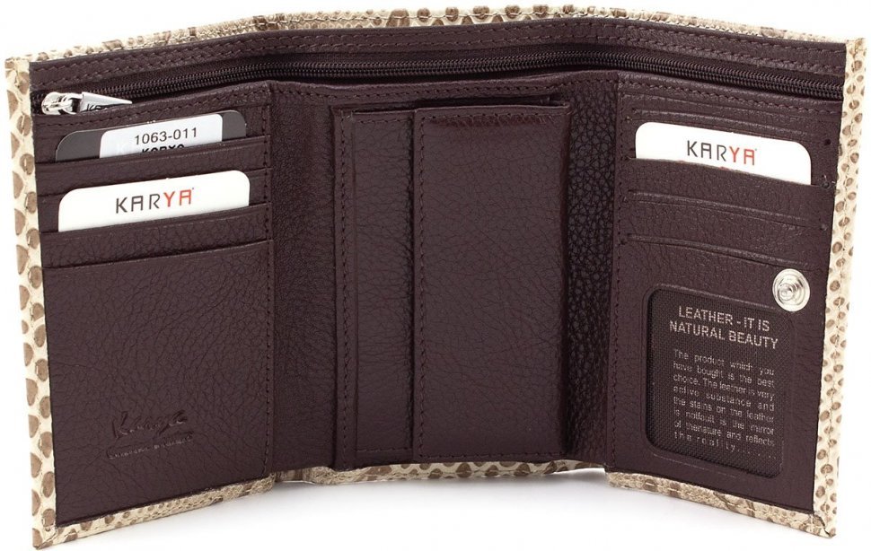 Невеликий шкіряний гаманець бежевого кольору на кнопці KARYA (1063-011)