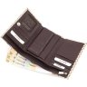 Невеликий шкіряний гаманець бежевого кольору на кнопці KARYA (1063-011) - 5