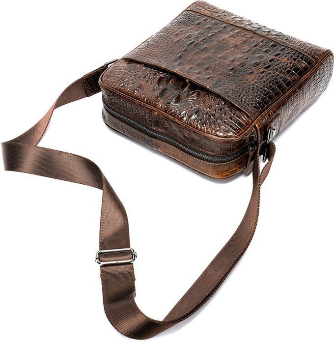 Вертикальна шкіряна сумка коричневого кольору з фактурою під крокодила VINTAGE STYLE (14710)