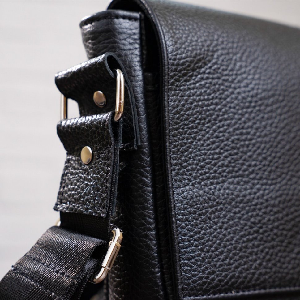Чоловіча сумка на плече невеликого розміру із зернистої шкіри чорного кольору SHVIGEL (00964)