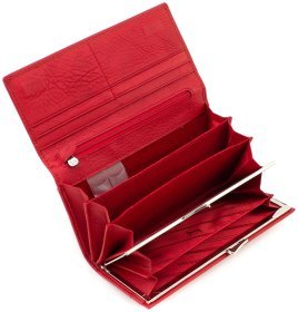 Яскравий жіночий гаманець зі шкіри на магнітах Marco Coverna (17732)