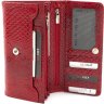 Яскравий гаманець червоного кольору з натуральної шкіри під змію KARYA (1061-019) - 2