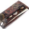Різнокольоровий жіночий гаманець із фактурної шкіри під рептилію KARYA (2421113) - 6