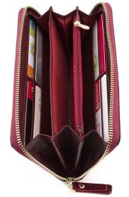 Стильний лаковий гаманець з ремінцем для руки на блискавки ST Leather (16317)