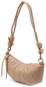 Стильная полукруглая женская сумка из фактурной кожи бежевого цвета Vintage 98227