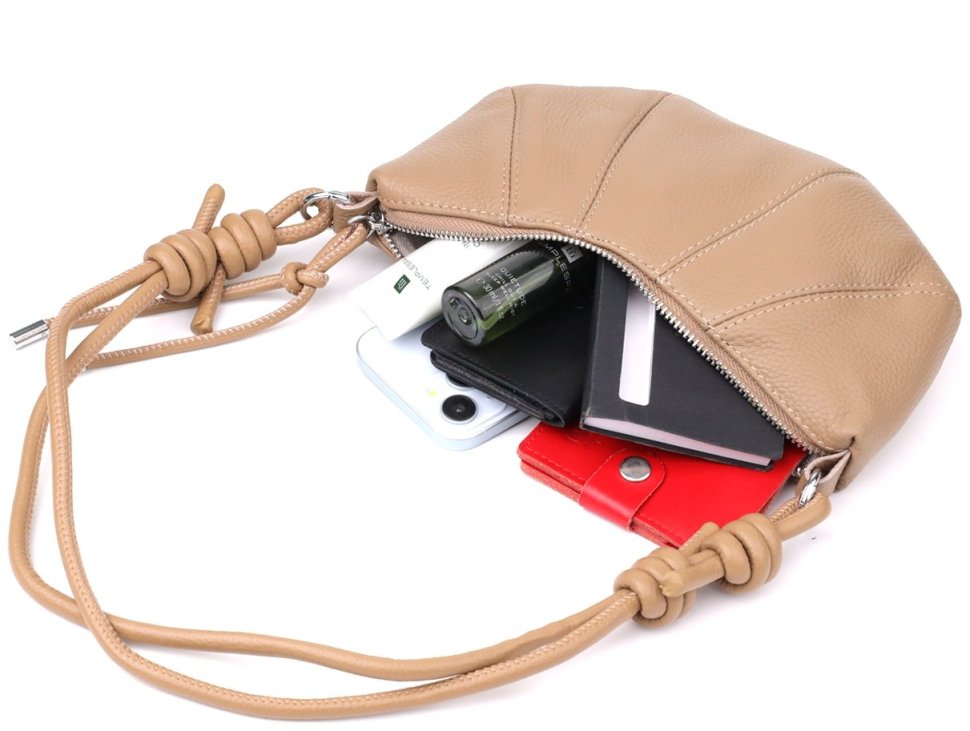 Стильная полукруглая женская сумка из фактурной кожи бежевого цвета Vintage 98227 modnotak фото №8