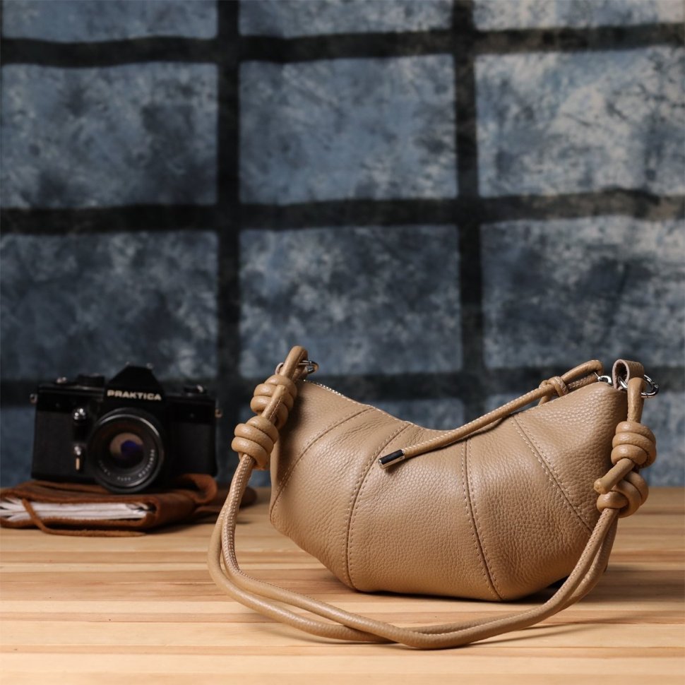 Стильная полукруглая женская сумка из фактурной кожи бежевого цвета Vintage 98227 modnotak фото №9