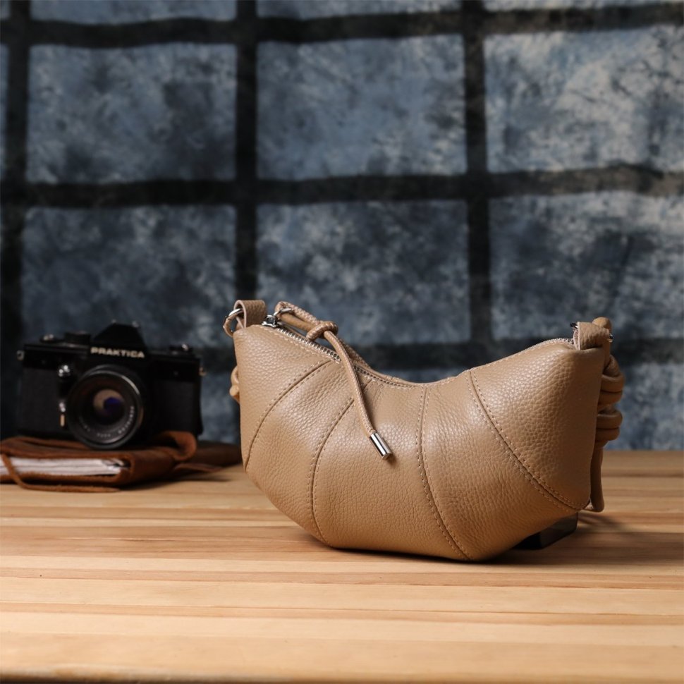 Стильная полукруглая женская сумка из фактурной кожи бежевого цвета Vintage 98227 modnotak фото №10