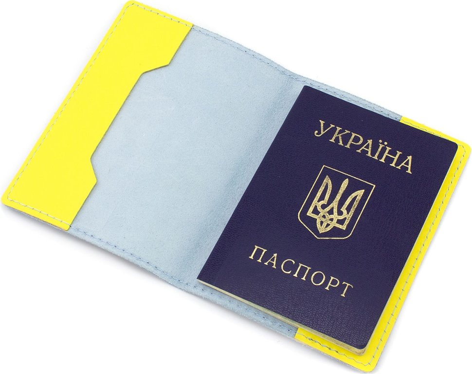 Шкіряна яскрава обкладинка для паспорта З Україною в серці - Grande Pelle (13258)