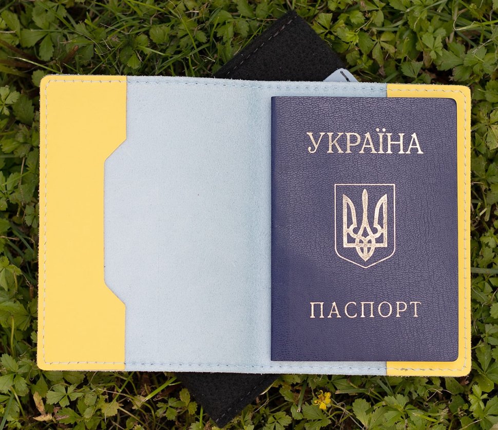 Шкіряна яскрава обкладинка для паспорта З Україною в серці - Grande Pelle (13258)